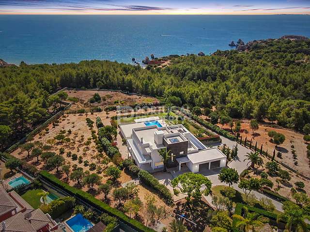 Frontline Luxury Villa on a 10,000sqm Plot