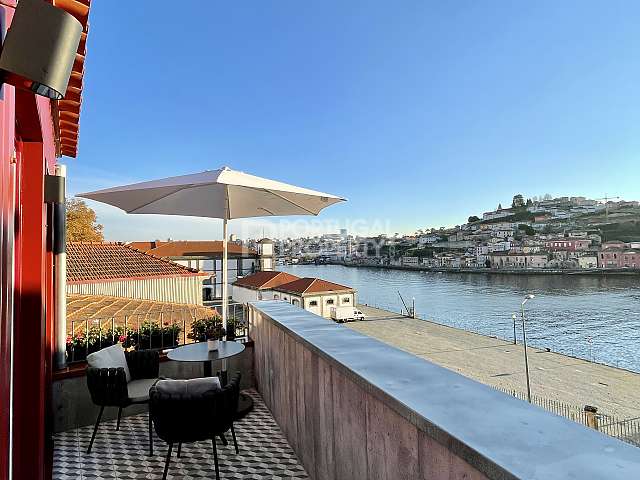 Luxueux bâtiment au bord de l’eau avec quatre superbes appartements sur les rives du fleuve Douro