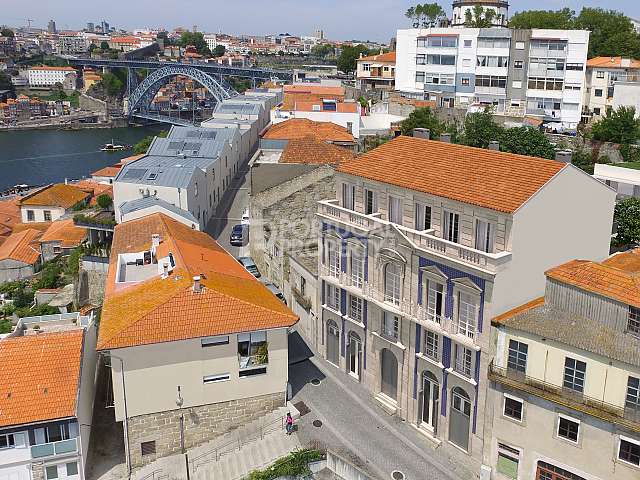 Wohnungen im historischen Palast am Ufer des Flusses Douro
