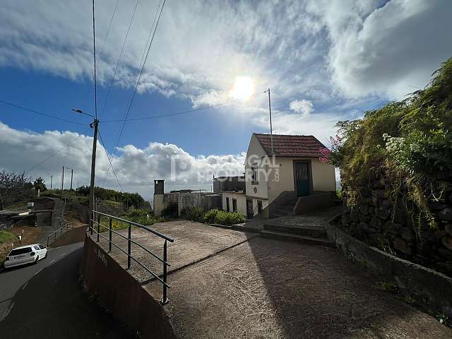 Sea View Land With Old House To Refurbish In Calheta