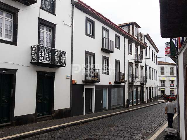 Servizi commerciali/Edificio residenziale nel centro di Ponta Delgada