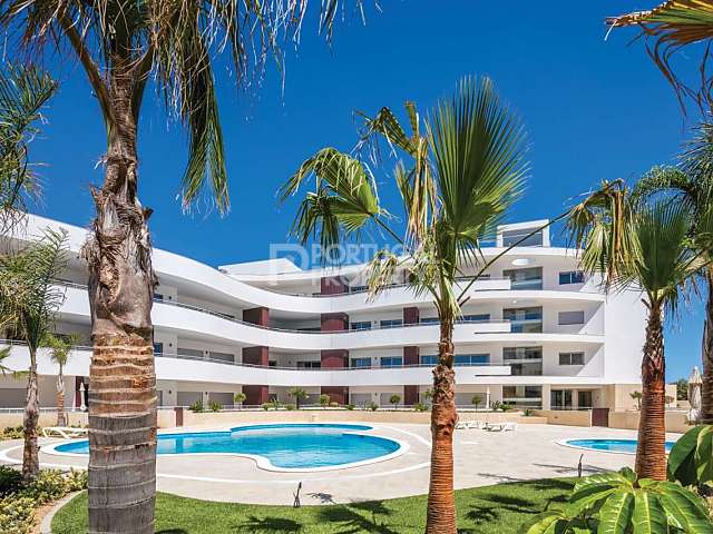 Luxuriöses 2-Bett-Apartment mit Panoramablick auf das Meer, nur 500 m vom Strand von Porto de Mos entfernt.