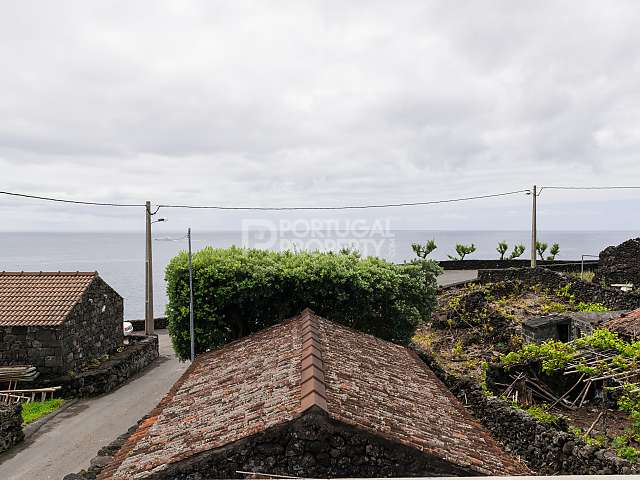 Zwei Häuser T5 und T1 in der Küstenregion der Insel Pico