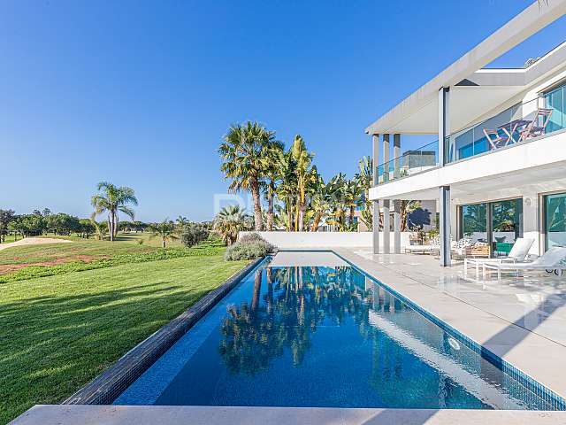 Villa contemporaine de 5 chambres avec piscine chauffée donnant sur le parcours de golf