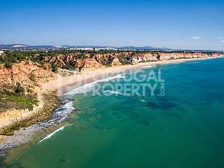 3-Bed Villa With Private Garden And Pool In Olhos De Água, Albufeira
