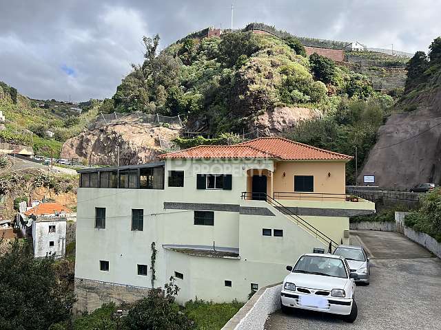 Villa mit Gewerbefläche und Grundstück in Ponta do Sol