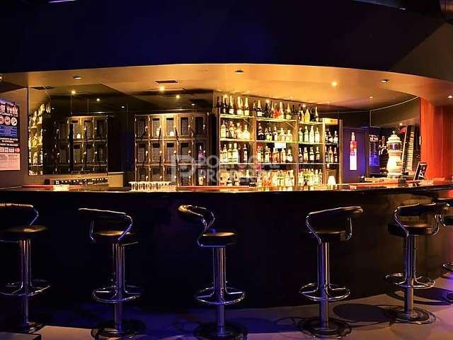 酒吧出售 - 丰沙尔繁荣的夜生活场所的有利可图的投资！