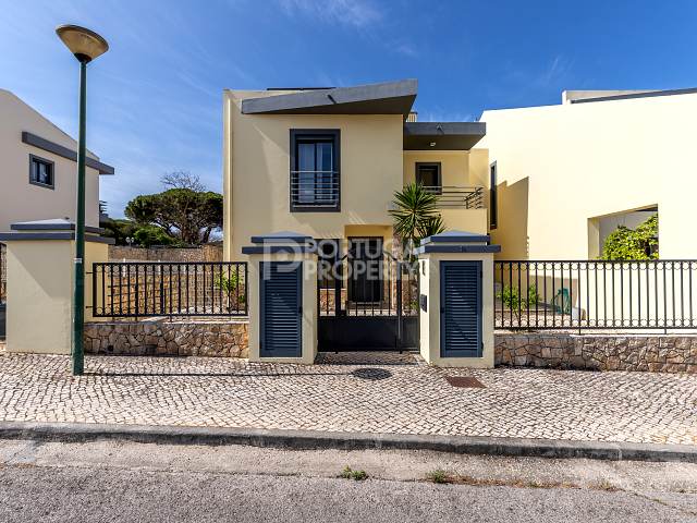 Townhouse In Quarteira With 4 Bedrooms