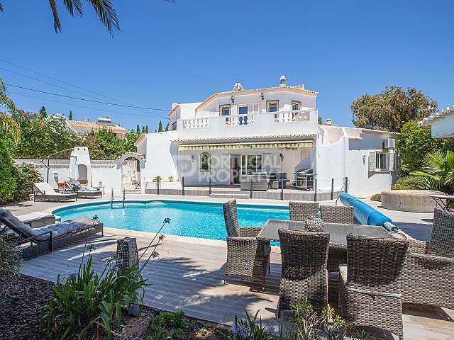 Belle villa individuelle de 4 lits avec piscine dans un endroit tranquille