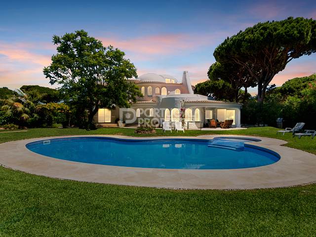 Villa elegante com vista para o campo de golfe e um oásis de jardim sereno