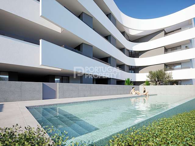 全新的豪华公寓，带游泳池，距离莫斯港海滩仅300米