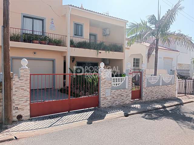 Traditional Spacious 4 Bed Townhouse In Vale Formoso
