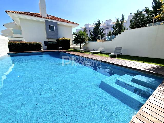 Moradia T3 em condomínio com piscina no Estoril
