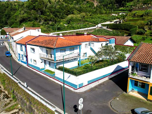 T6别墅位于Povoação的River do Purgar河畔