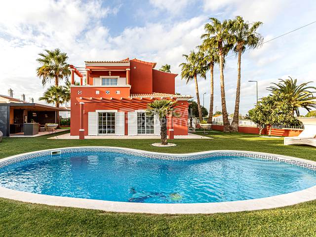 Elegante Villa mit 3+1 Schlafzimmern und Pool, privilegierte Lage in der Nähe von Praia da Nossa Sra. Da Rocha