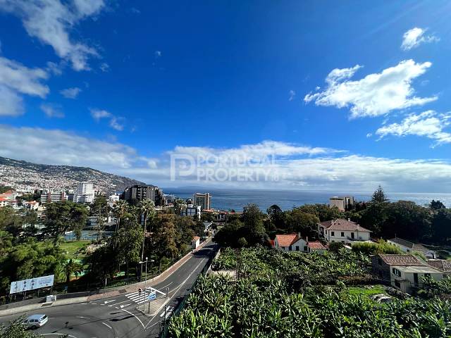Retraite urbaine avec vue panoramique : l’appartement de vos rêves à Funchal