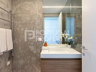 The Golden Retreat: A Contemporary Luxury Haven