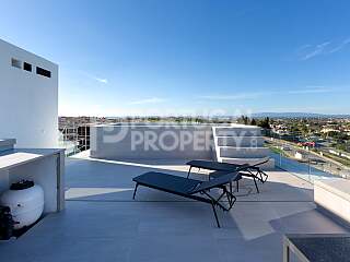 The Golden Retreat: A Contemporary Luxury Haven
