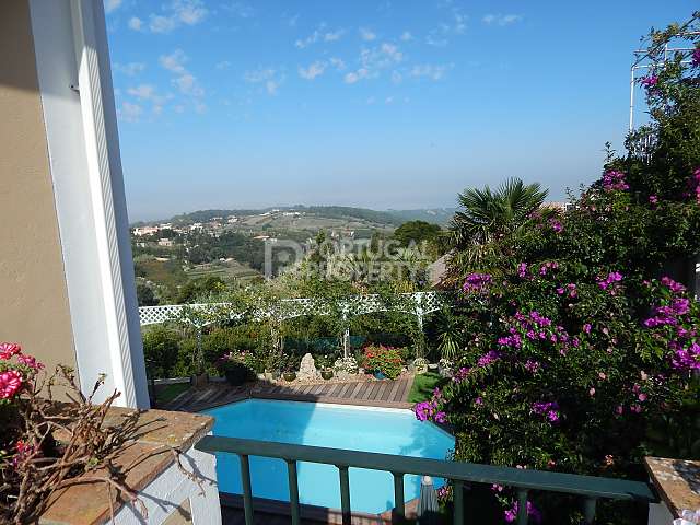 Townhouse with Spectacular Views in Penedo, Sintra