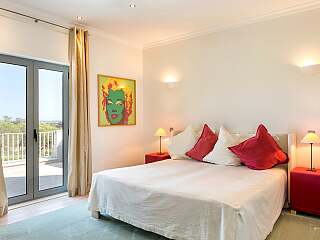 Quinta do Lago带游泳池、热水浴缸和桑拿房的别墅