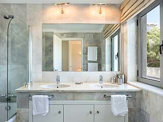 Quinta do Lago带游泳池、热水浴缸和桑拿房的别墅