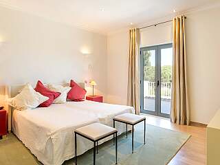 Quinta do Lago带游泳池、热水浴缸和桑拿房的别墅