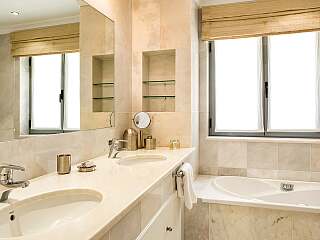 Quinta do Lago带游泳池、热水浴缸和桑拿房的别墅