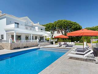 Quinta do Lago带游泳池、热水浴缸和桑拿房的别墅