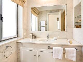 Quinta do Lago带游泳池、热水浴缸和桑拿房的别墅