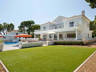 Quinta do Lago带游泳池、热水浴缸和桑拿房的别墅