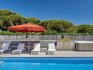 Quinta do Lago带游泳池、热水浴缸和桑拿房的别墅