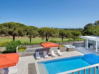 Quinta do Lago带游泳池、热水浴缸和桑拿房的别墅