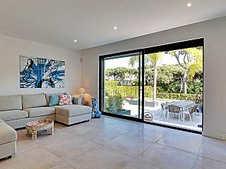 Vilamoura Villa Steeped in Contemporary Elegance