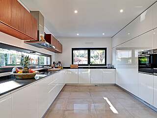 Vilamoura Villa Steeped in Contemporary Elegance