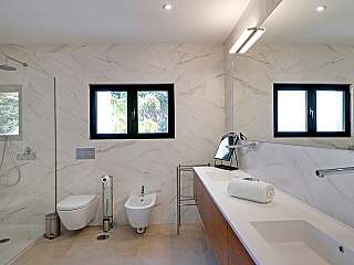 Vilamoura Villa Steeped in Contemporary Elegance