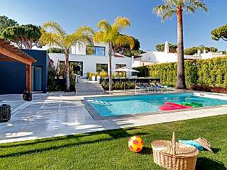 Vilamoura Villa Steeped in Contemporary Elegance